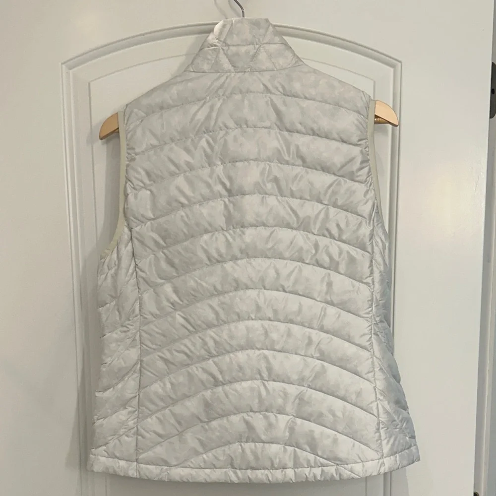Patagonia Women's White Puffer Vest. Size Large. - Picture 4 of 6